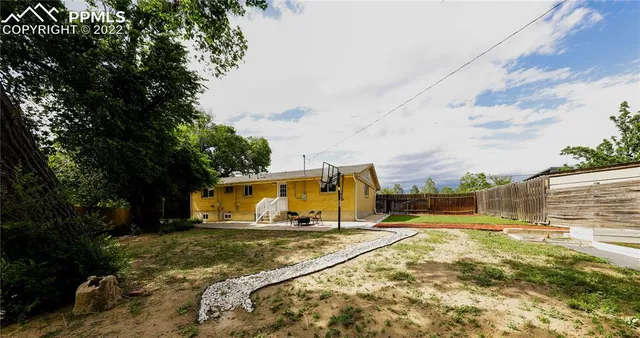 a view of a house with a yard