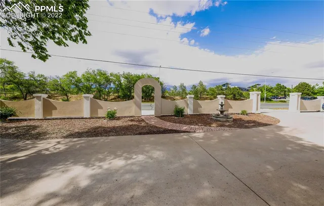 a view of a outdoor space with a house