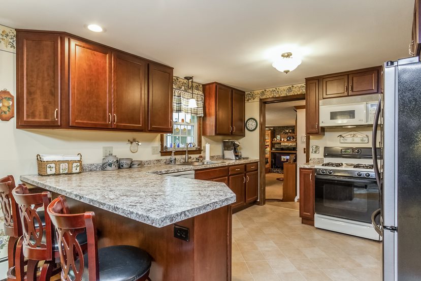18 Nova Road Nashua, NH 03064 - Photo 6 of 25