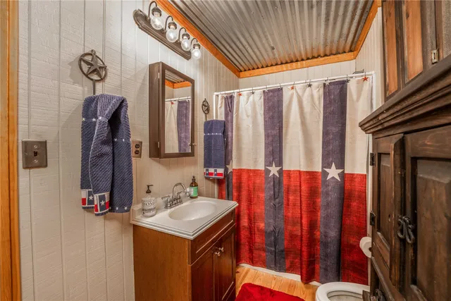a view of a livingroom with washer and dryer