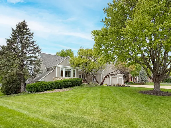 $950,000 | 211 Ridge Lane, Lake In The Hills, IL 60156