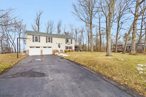 $425,000 | 4 Bantry Court, Vernon, NJ 07422