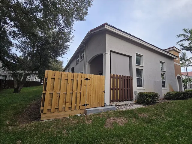 a view of backyard with garden