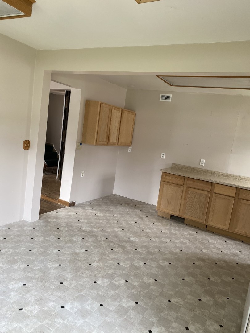 242 Highland Road Willowbrook, IL 60527 - Photo 12 of 24 a view of a big room with closet