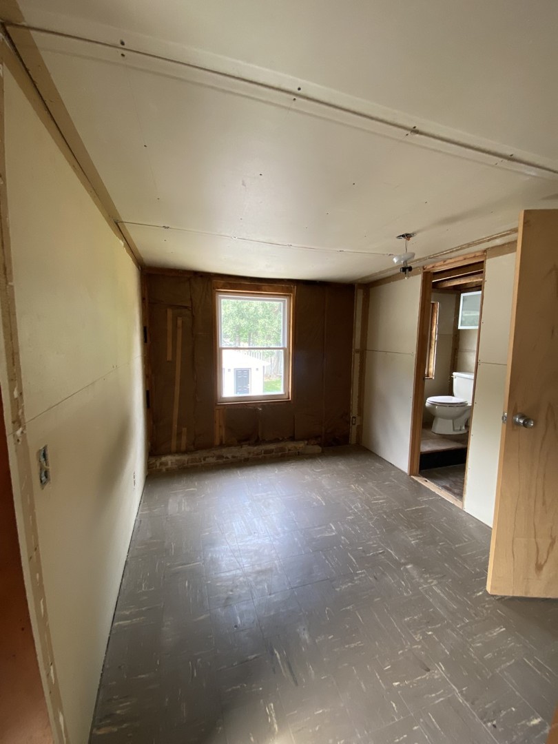 242 Highland Road Willowbrook, IL 60527 - Photo 15 of 24 an empty room with windows and closet