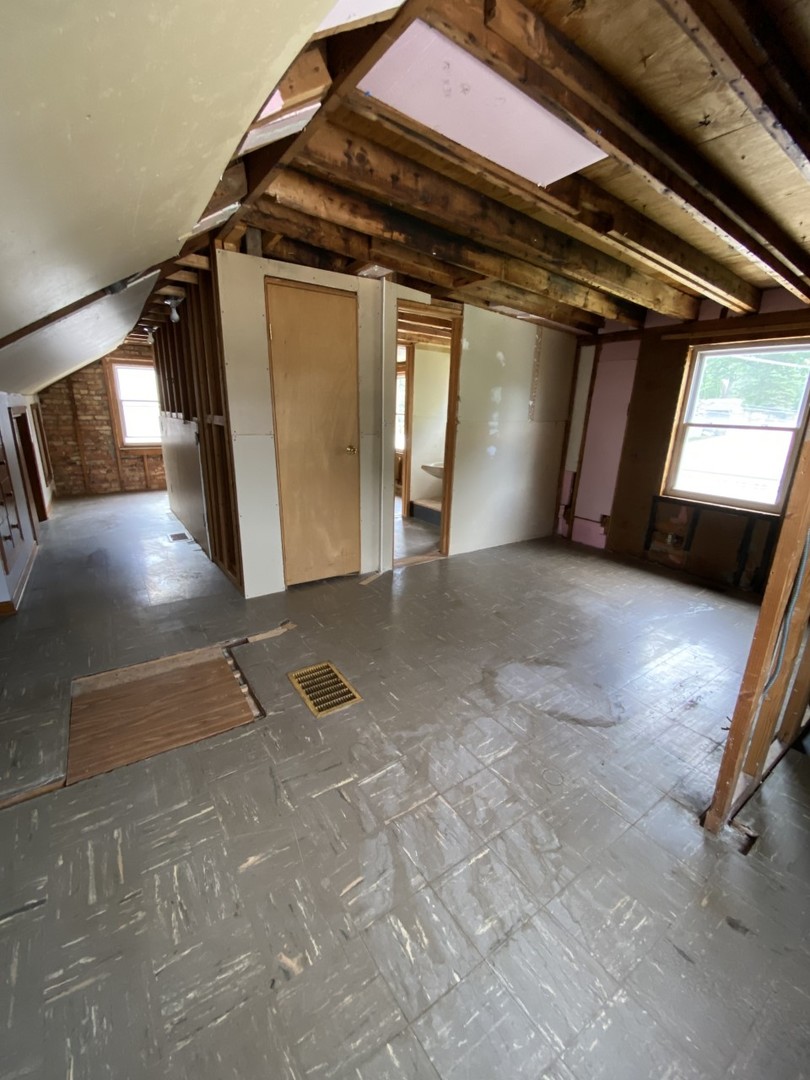 242 Highland Road Willowbrook, IL 60527 - Photo 17 of 24 a view of an empty room