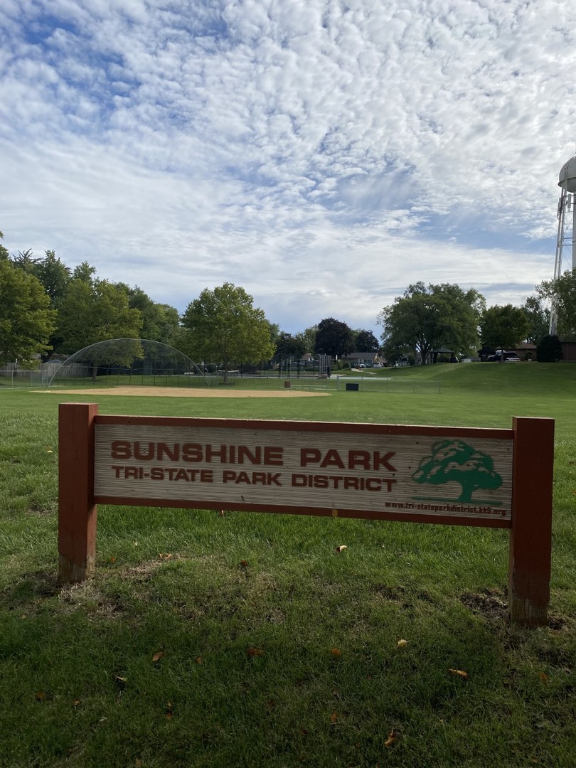 242 Highland Road Willowbrook, IL 60527 - Photo 22 of 24 a view of a park with a big yard