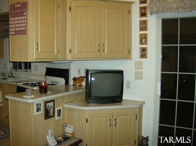 74 Cardinal Corner Benson, AZ 85602 - Photo 11 of 21 a kitchen with a stove and a microwave
