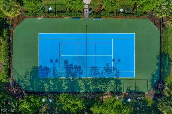 a view of a back yard