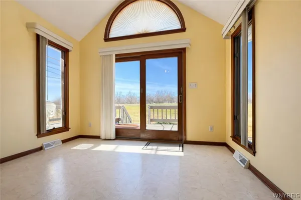 $375,000 | 3226 East River Road, Grand Island, NY 14072