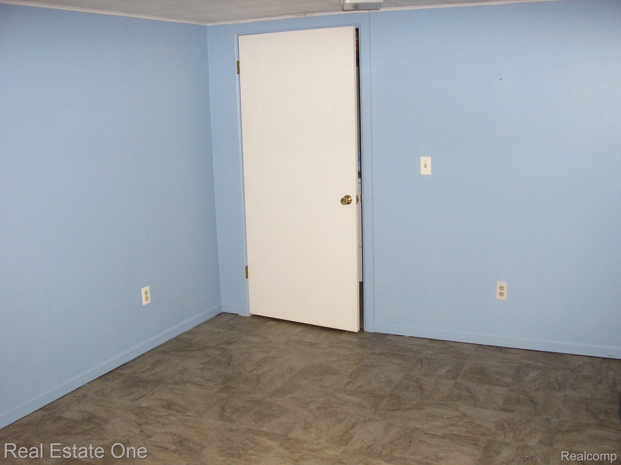 1970 Pondview Court, Unit 124 Rochester, MI 48309 - Photo 13 of 13 P1010015.JPG