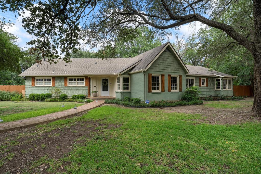 Ranch-style house with roof with shingles