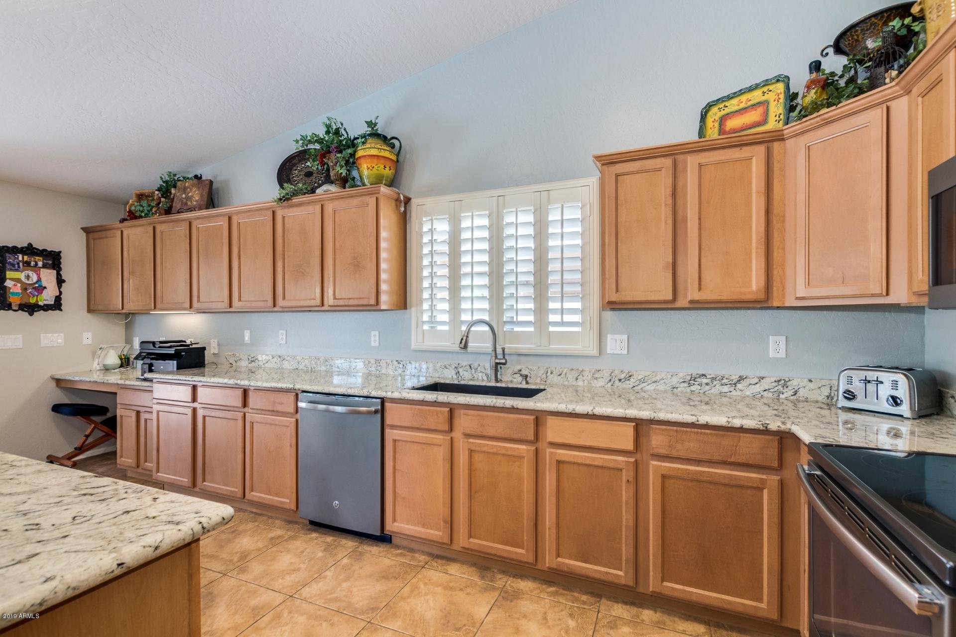 1629 East Beverly Road Phoenix, AZ 85042 - Photo 3 of 18 Granite Counters