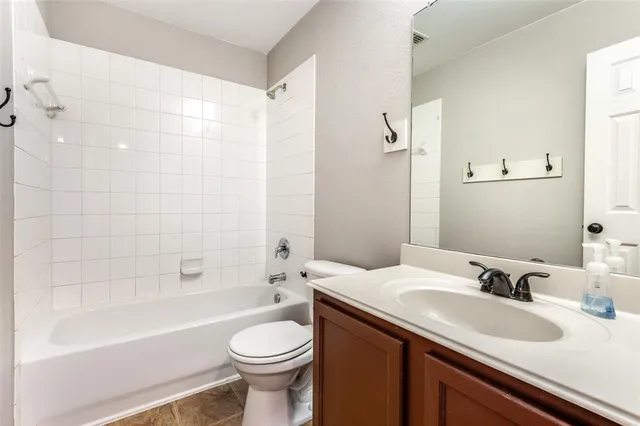 $2,400 | 220 Stampede Street, Waxahachie, TX 75165