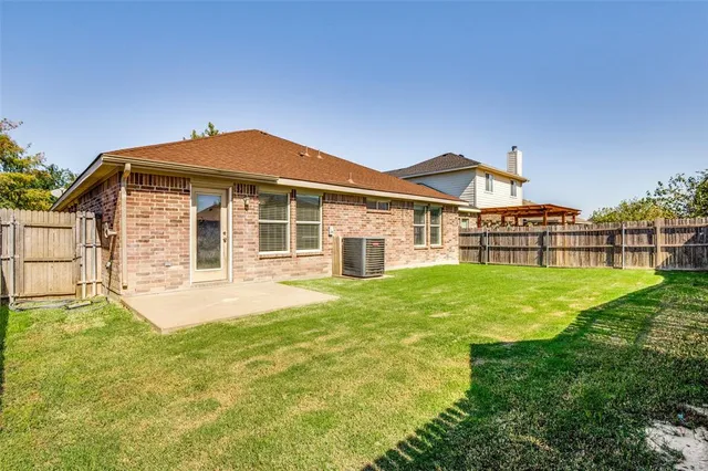 $2,400 | 220 Stampede Street, Waxahachie, TX 75165