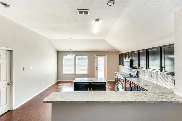 $2,400 | 220 Stampede Street, Waxahachie, TX 75165