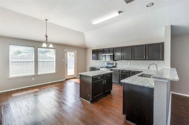 $2,400 | 220 Stampede Street, Waxahachie, TX 75165