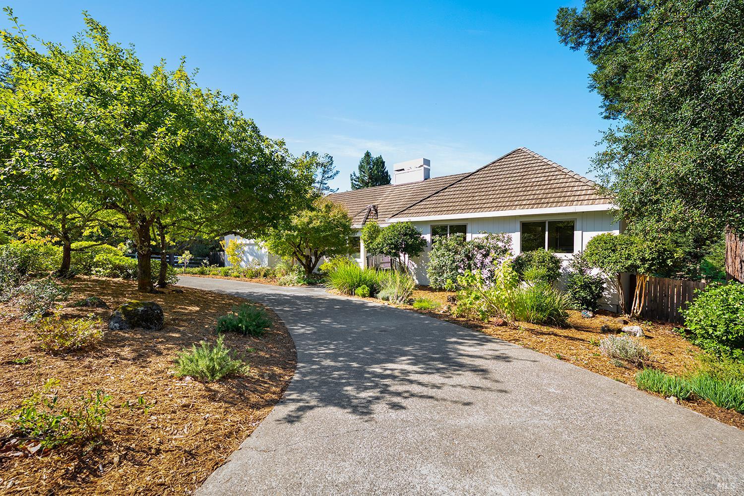 231 Zinfandel Road Healdsburg, CA 95448 - Photo 4 of 47 Convenient circular driveway