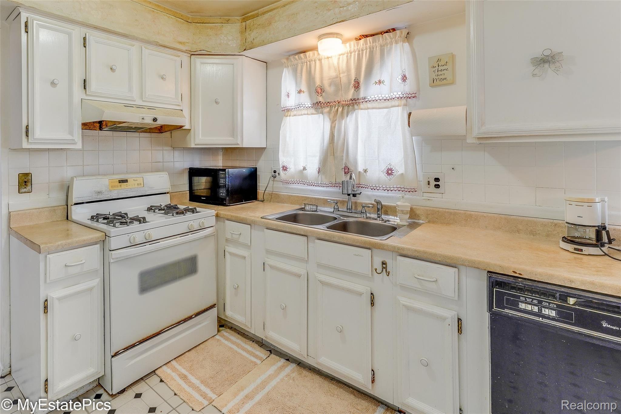 7434 Kingsbridge Road Canton, MI 48187 - Photo 18 of 36 CA-06 Kitchen05 - 7434 kingsbridge canton.jpg