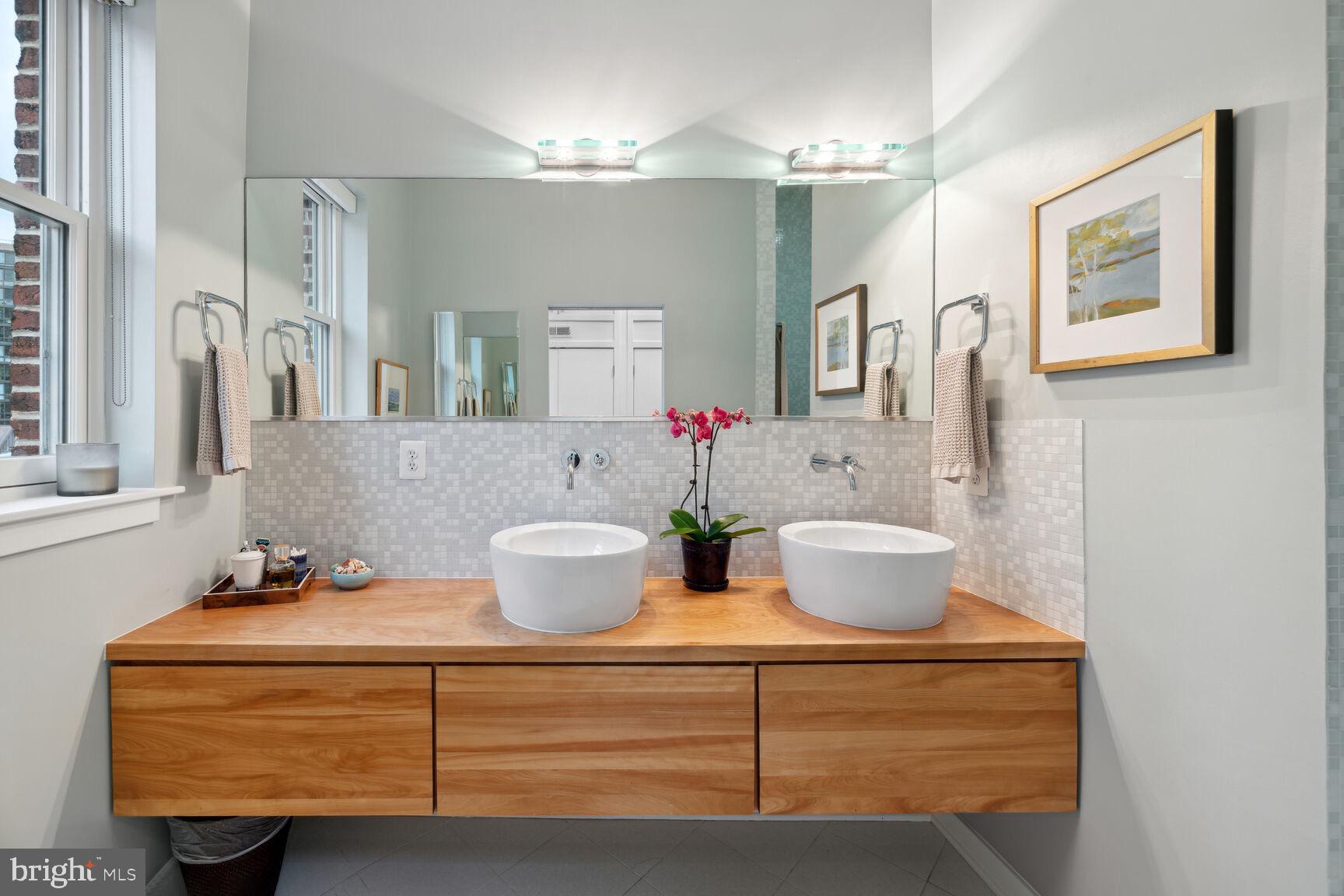 436 M Street Northwest, Unit 5 Washington, DC 20001 - Photo 13 of 30 Primary Bedroom En-Suite Bathroom