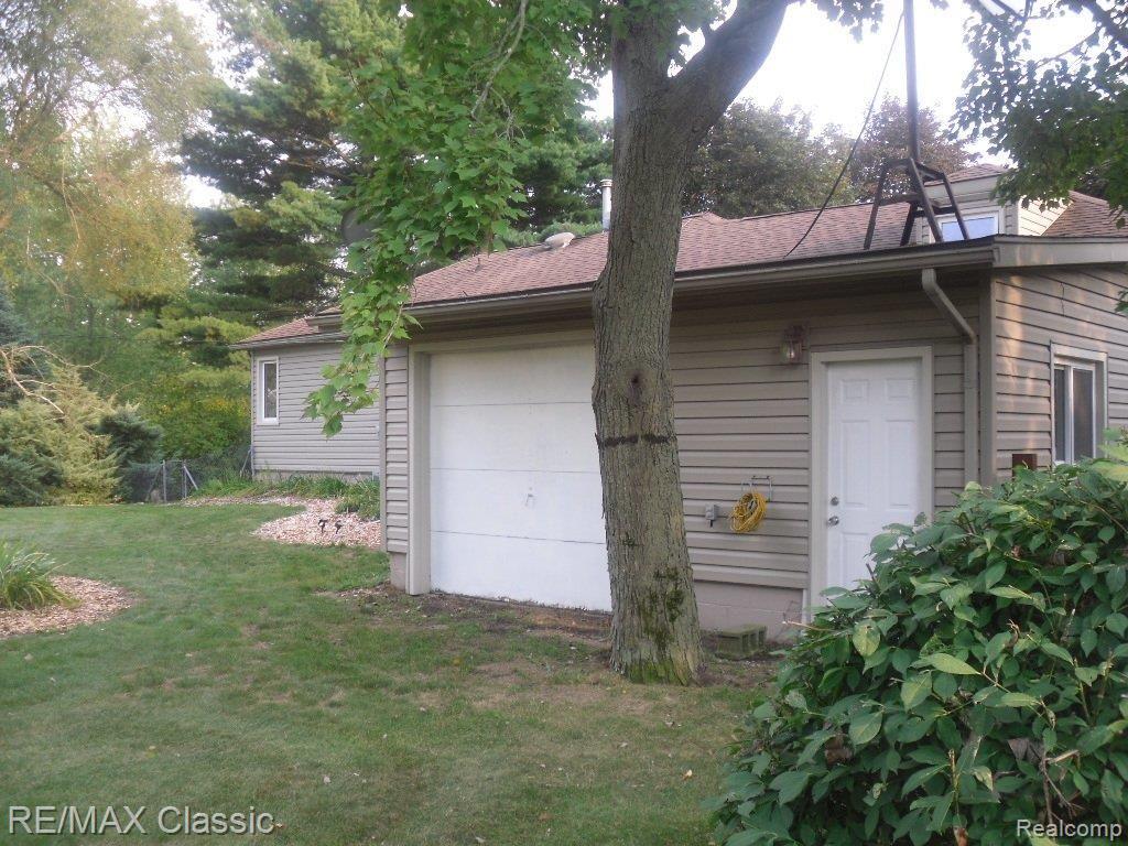46572 Bemis Road Belleville, MI 48111 - Photo 20 of 22 4 CAR GARAGE IN TANDEM