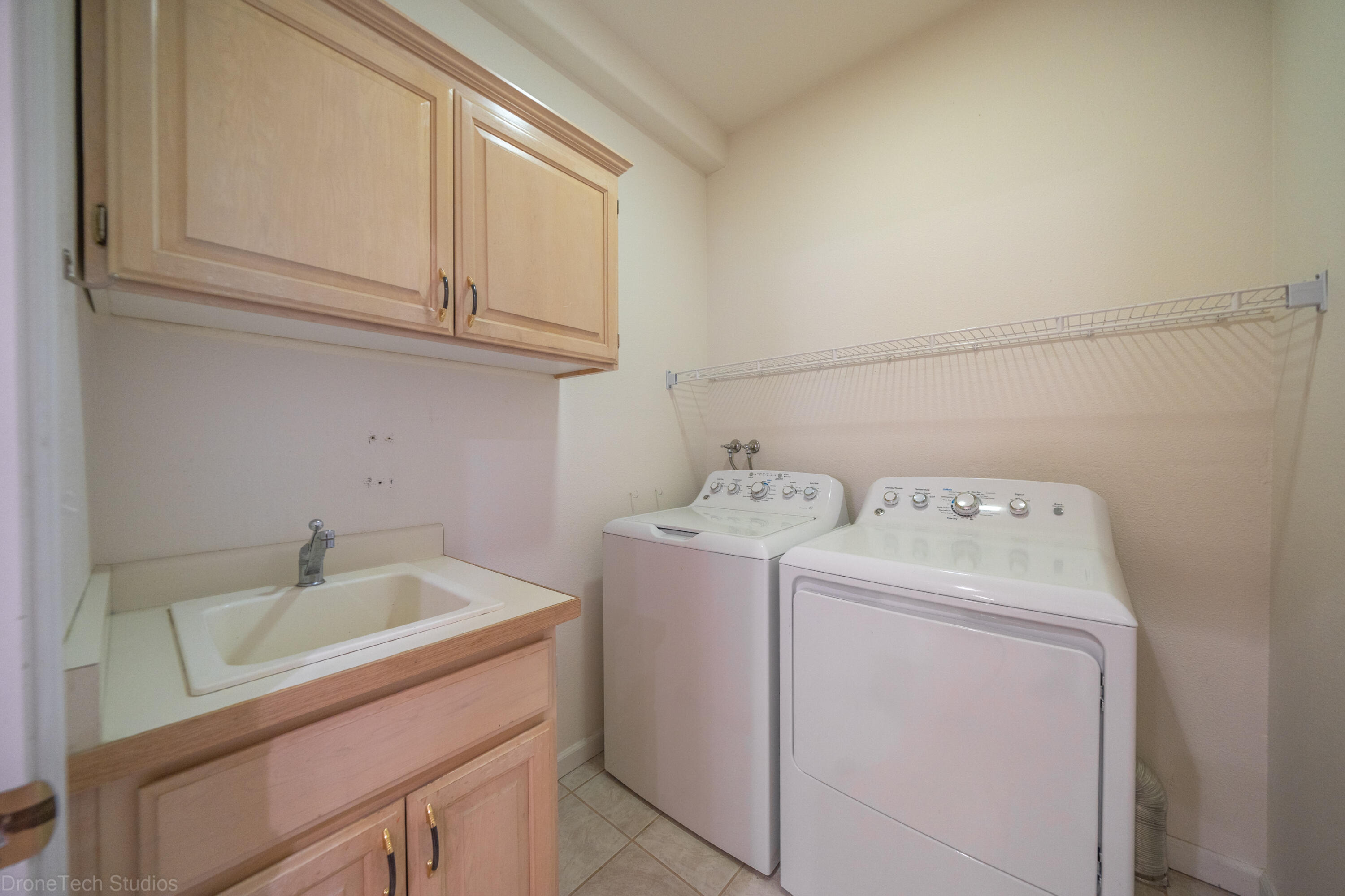 833 Cherryhill Trail Redding, CA 96003 - Photo 24 of 42 a utility room with dryer and washer