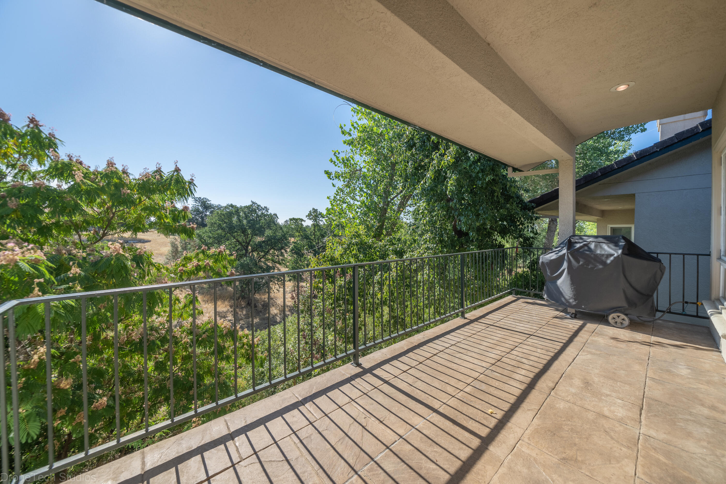 833 Cherryhill Trail Redding, CA 96003 - Photo 25 of 42 a view of balcony with furniture