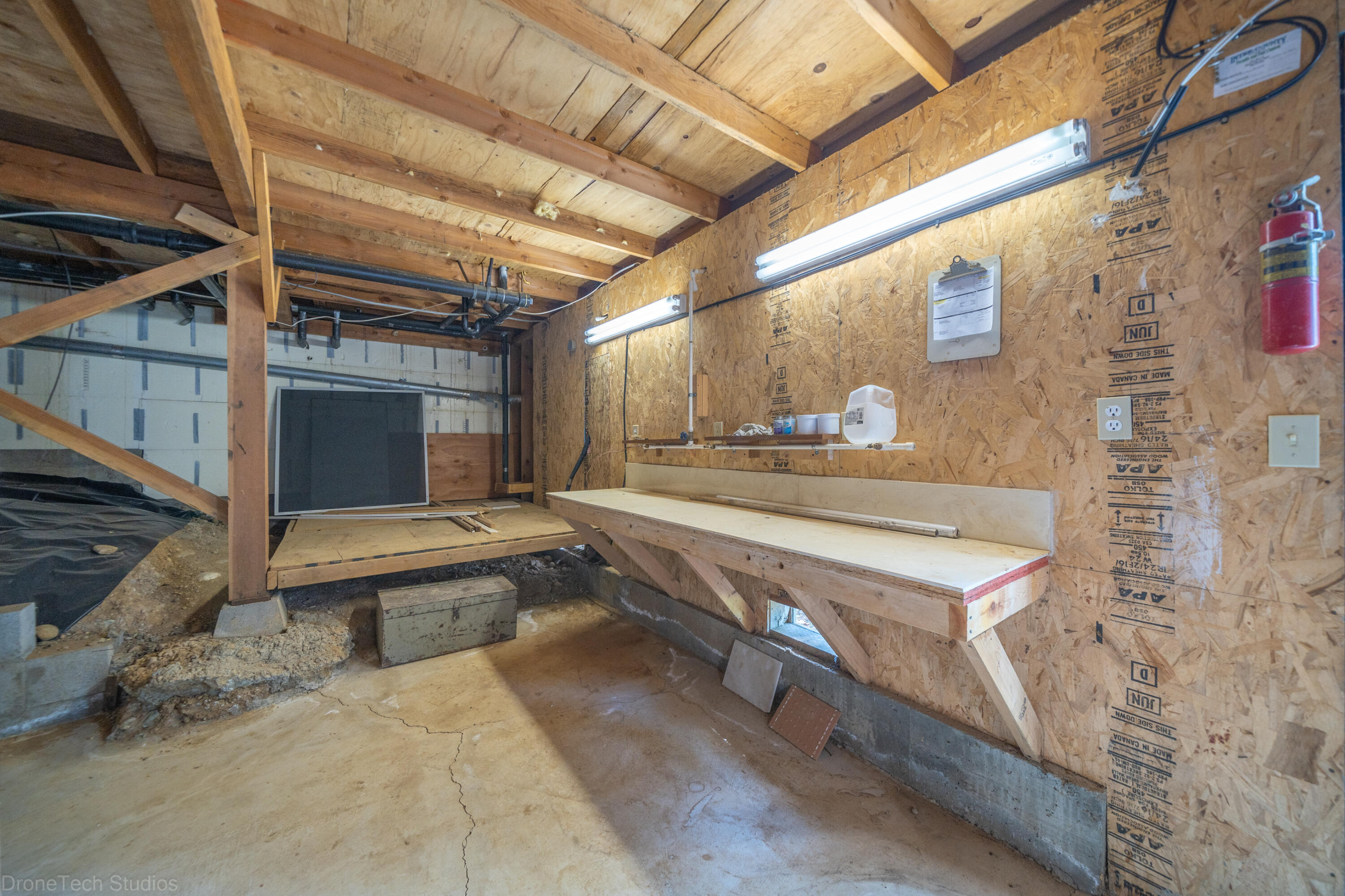 833 Cherryhill Trail Redding, CA 96003 - Photo 34 of 42 a bathroom with a sink a toilet and bathtub