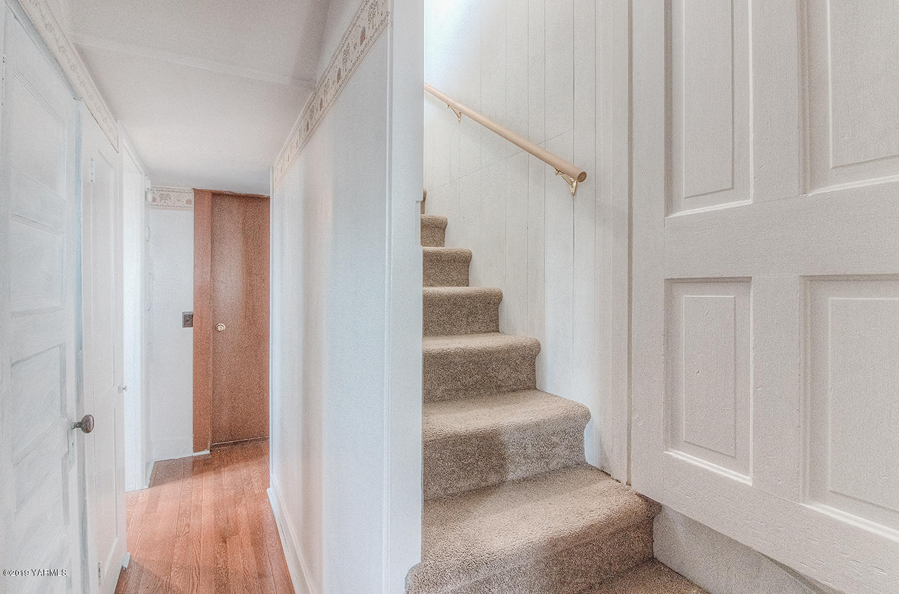 111 Beam Road Granger, WA 98932 - Photo 15 of 27 a view of entryway and hall with wooden floor