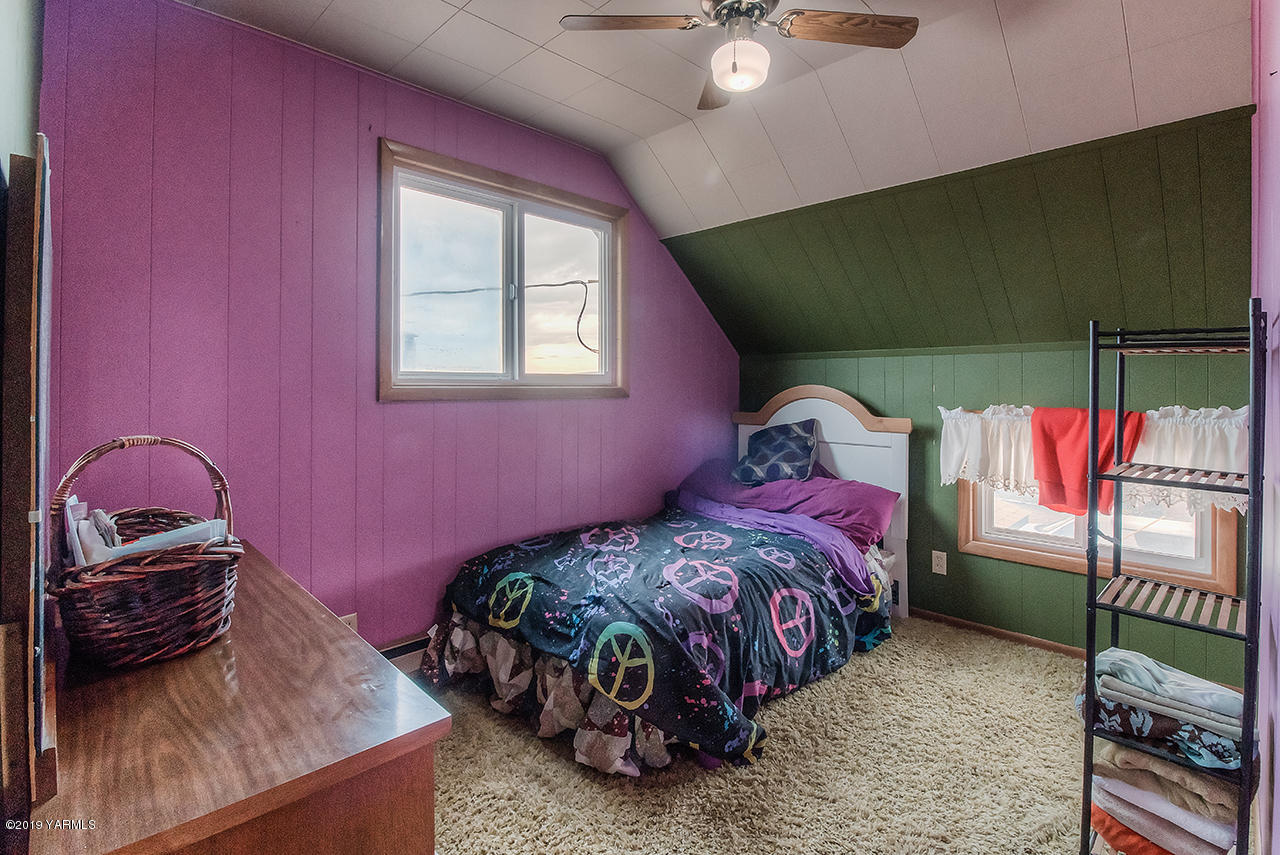 111 Beam Road Granger, WA 98932 - Photo 16 of 27 a bedroom with a bed and a window