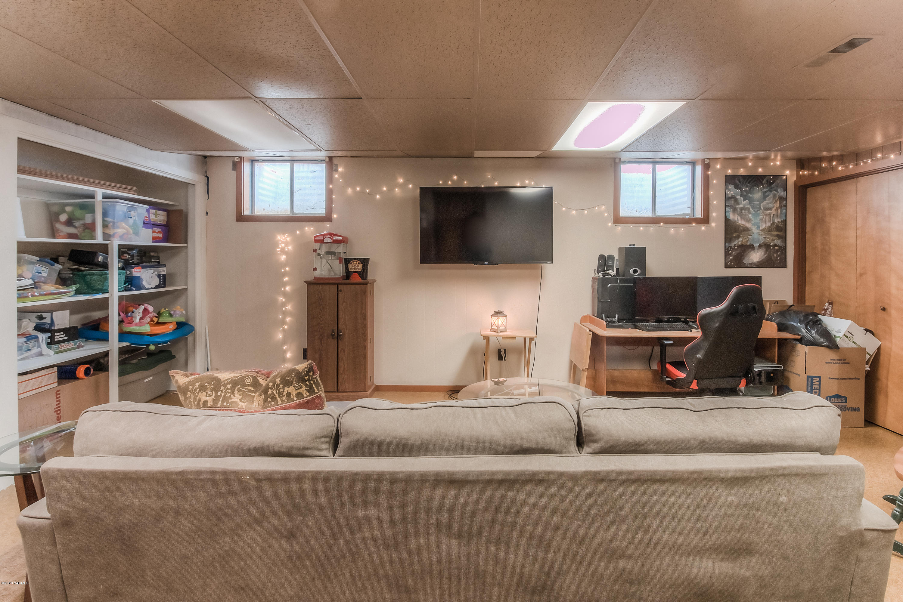 111 Beam Road Granger, WA 98932 - Photo 19 of 27 a living room with furniture and a flat screen tv
