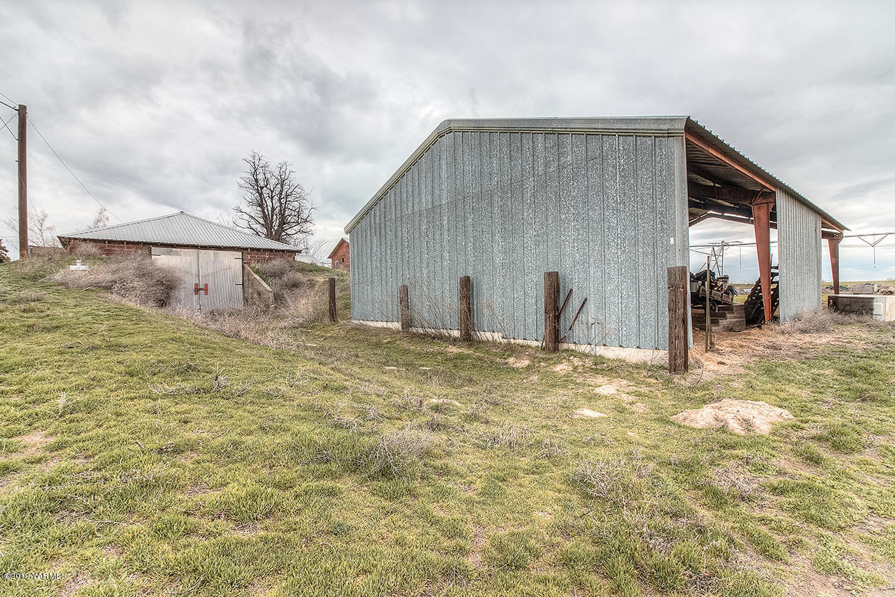 111 Beam Road Granger, WA 98932 - Photo 22 of 27 a backyard of a house