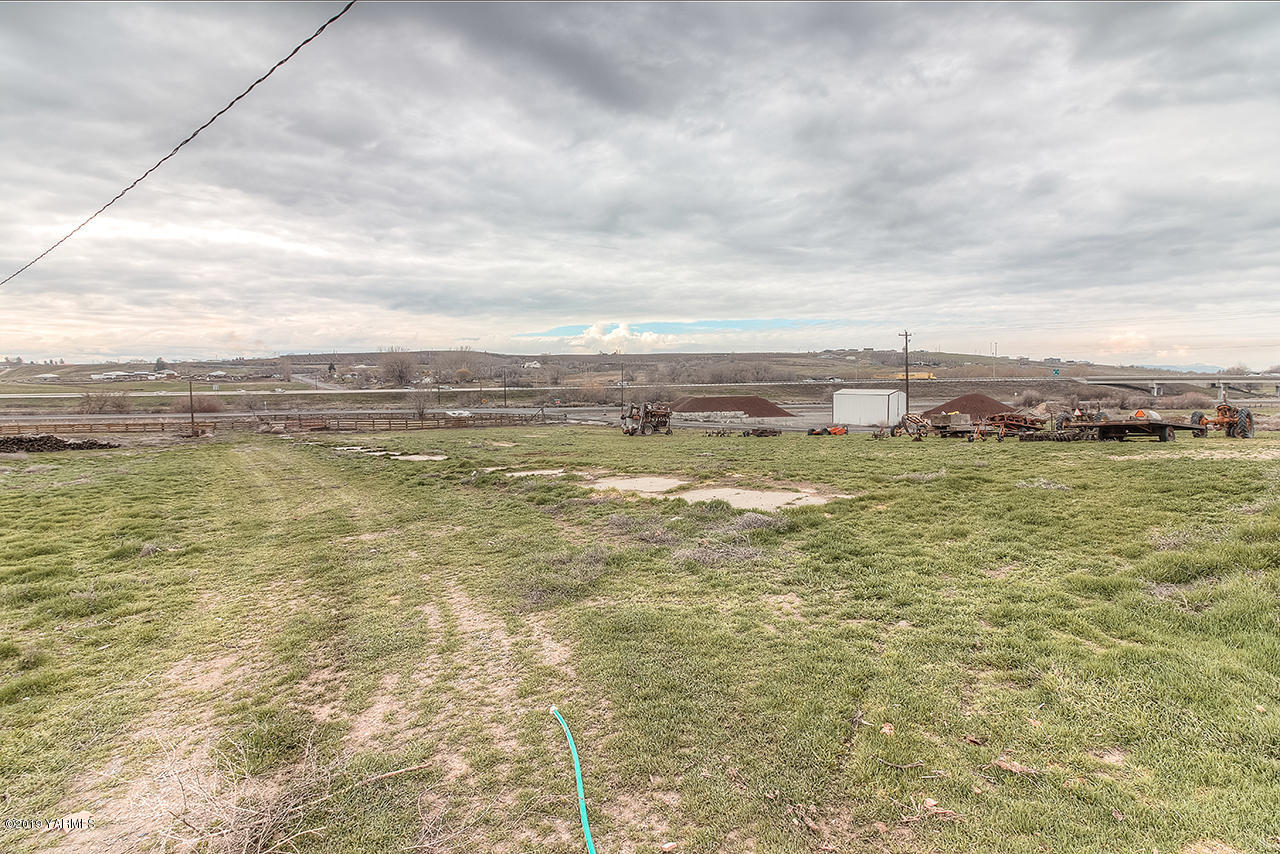 111 Beam Road Granger, WA 98932 - Photo 24 of 27 a view of a ocean with beach
