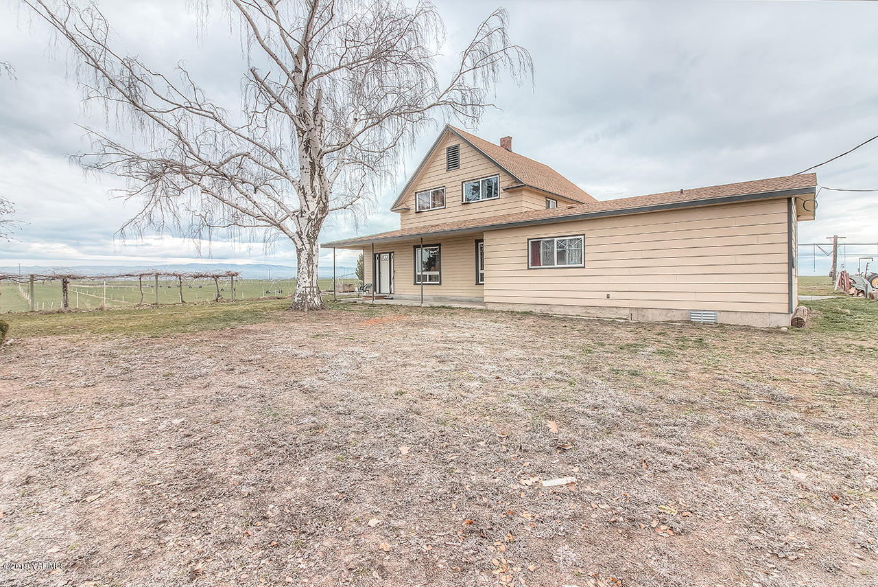 111 Beam Road Granger, WA 98932 - Photo 25 of 27 a front view of house with yard and trees around