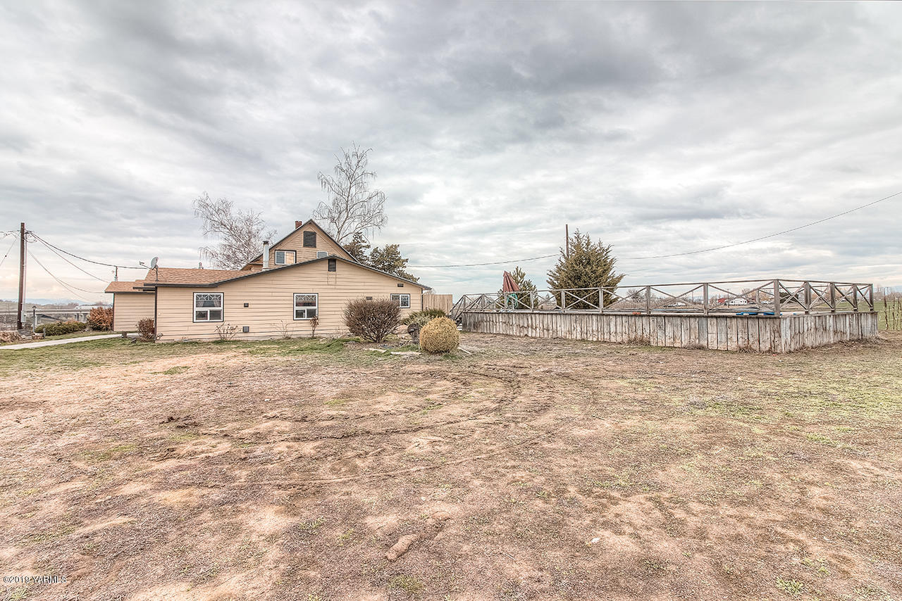 111 Beam Road Granger, WA 98932 - Photo 26 of 27 a view of a dry yard with wooden fence