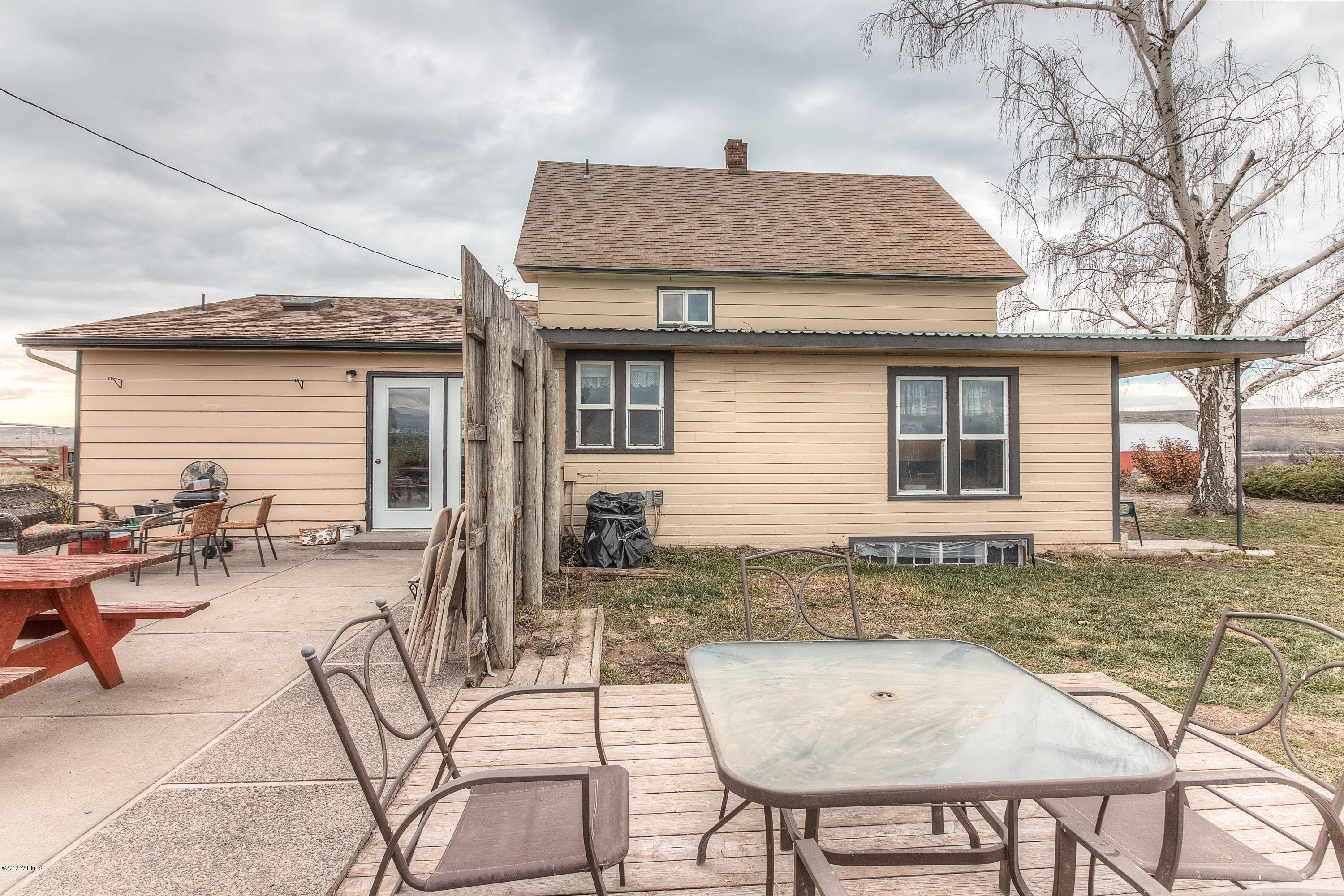 111 Beam Road Granger, WA 98932 - Photo 27 of 27 a backyard of a house with seating space