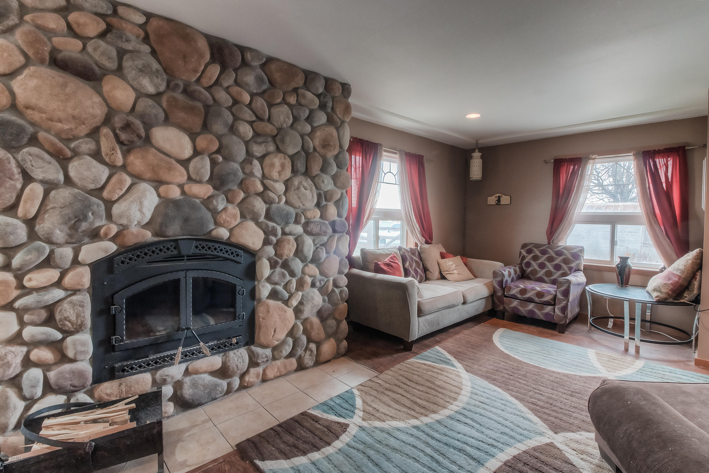 111 Beam Road Granger, WA 98932 - Photo 5 of 27 a living room with furniture and a fireplace