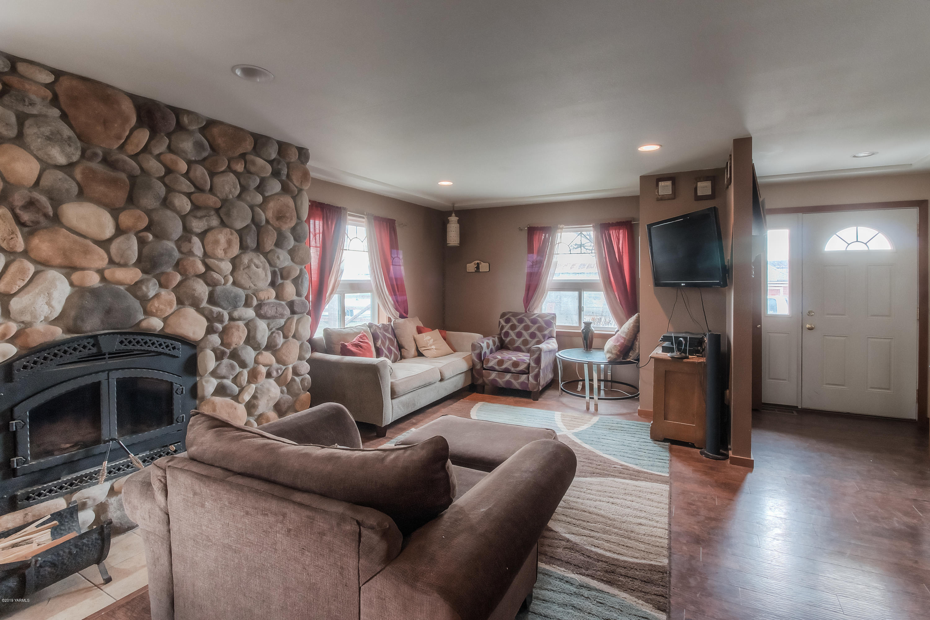 111 Beam Road Granger, WA 98932 - Photo 7 of 27 a living room with furniture and a fireplace