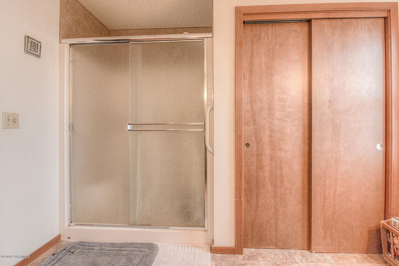 111 Beam Road Granger, WA 98932 - Photo 10 of 27 a view of an empty room