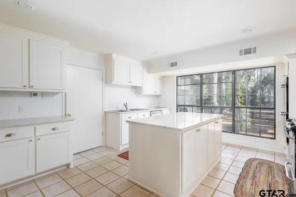 $1,300,000 | 17731 Highway 110, Lindale, TX 75771