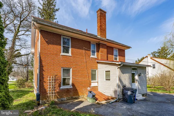a view of a house with yard and tree s