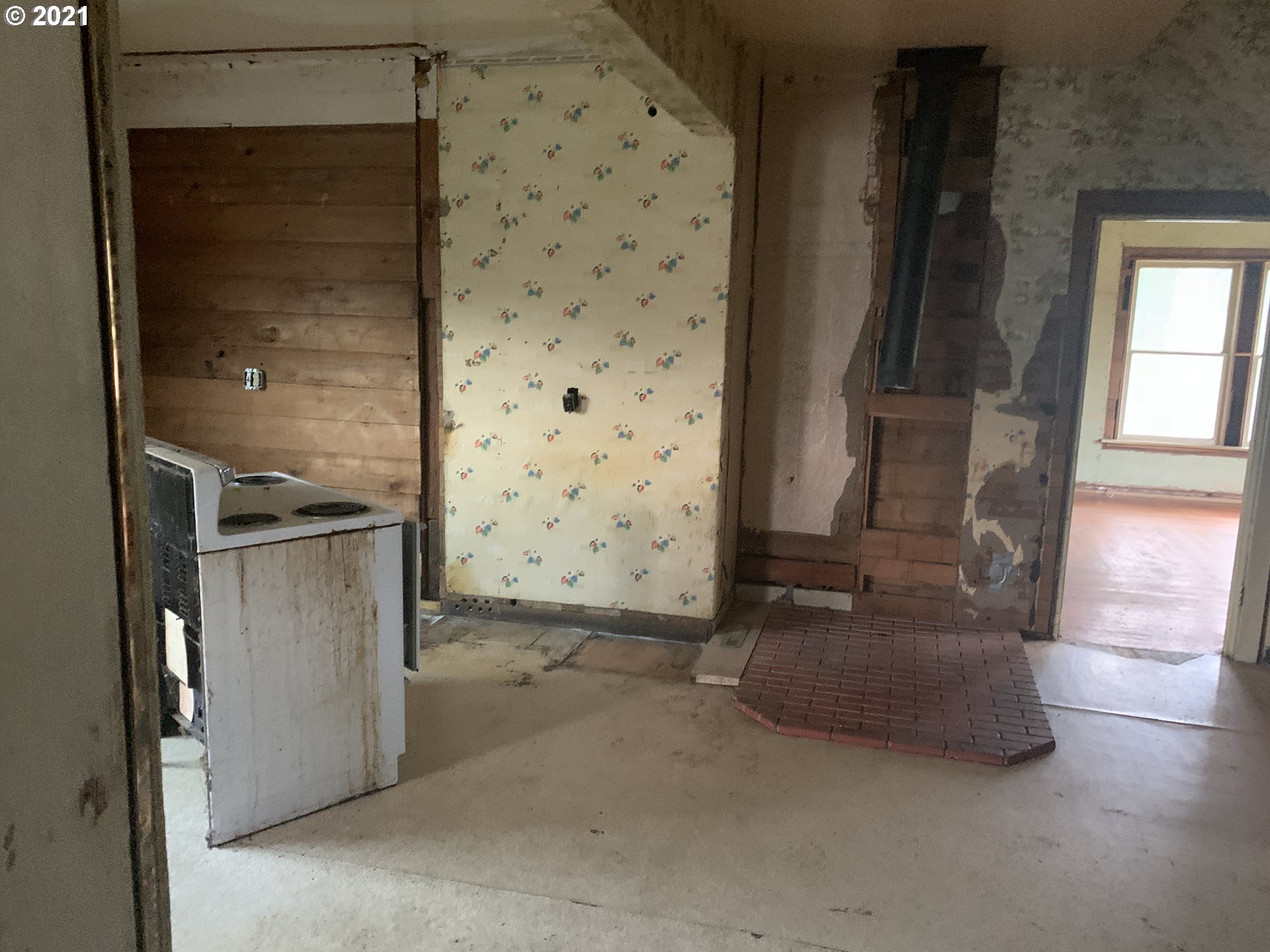78752 Sears Road Cottage Grove, OR 97424 - Photo 8 of 19 a view of an empty room