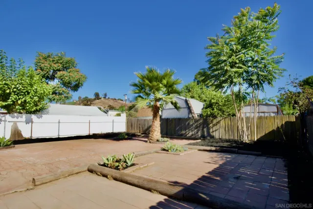 a view of a backyard