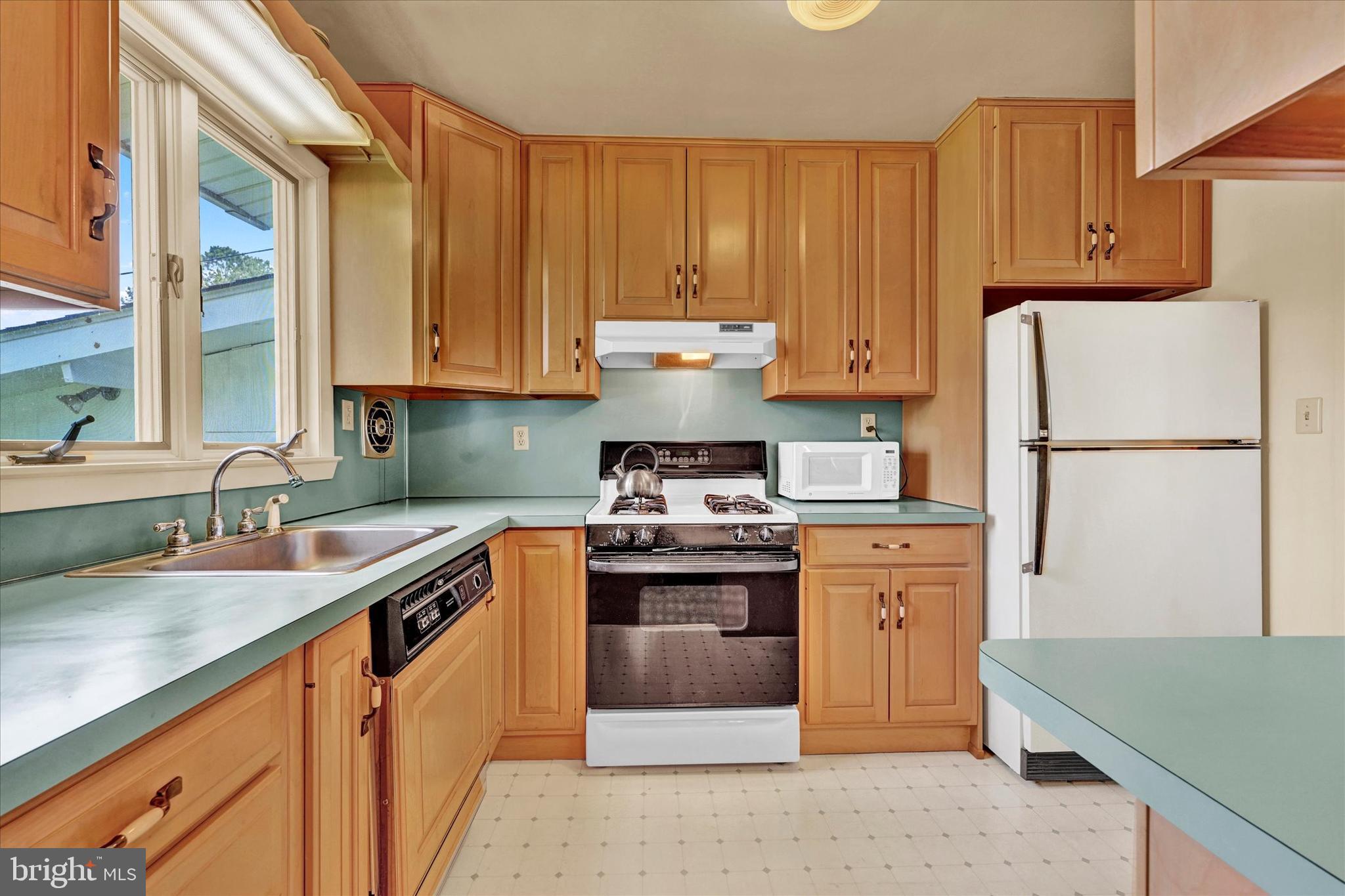 920 Cromwell Bridge Road Towson, MD 21286 - Photo 12 of 28 Kitchen