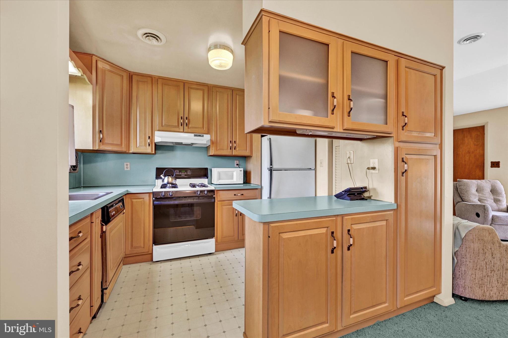920 Cromwell Bridge Road Towson, MD 21286 - Photo 9 of 28 Dining Room to Kitchen