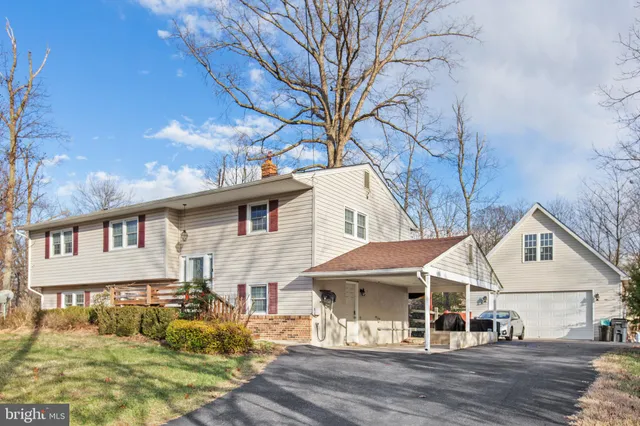 a view of a yard in front of house