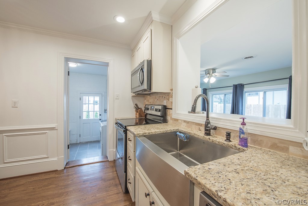 8008 Dunsmore Road Henrico, VA 23229 - Photo 25 of 46 a kitchen that has a sink and a stove in it