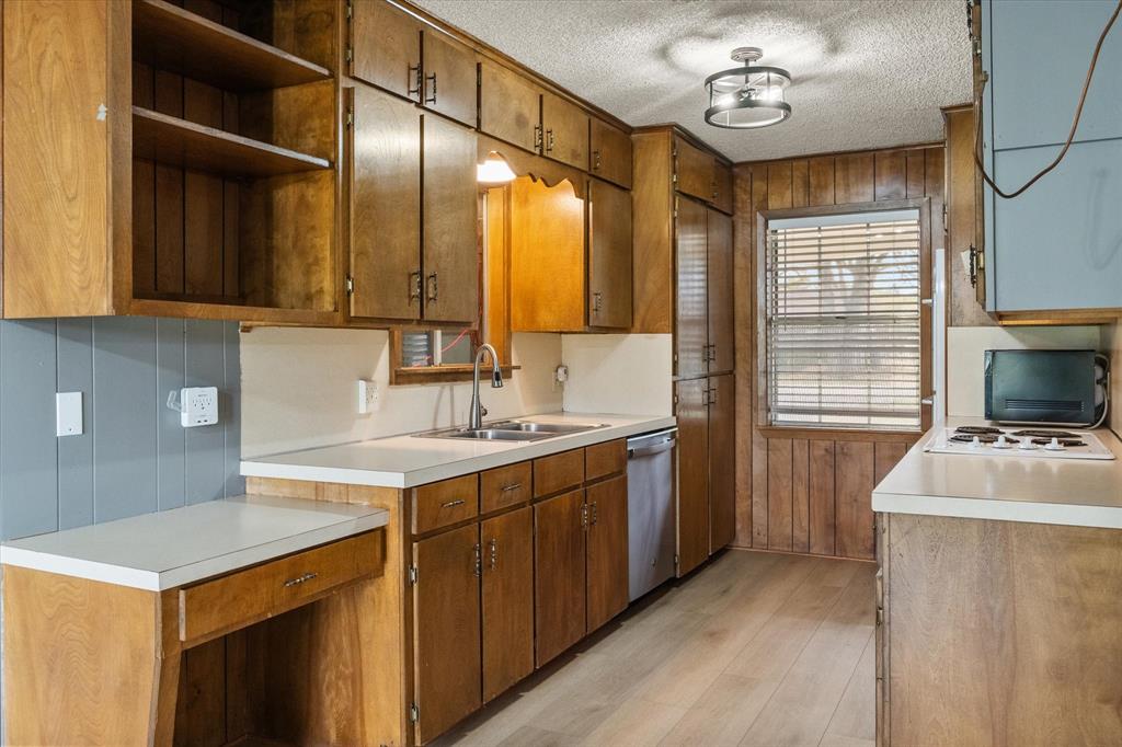 536 Robindale Lane Fairfield, TX 75840 - Photo 17 of 38 a kitchen with a stove a sink and a refrigerator