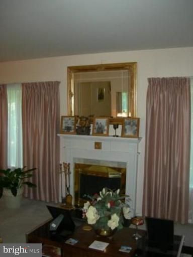 9137 Centerway Road Gaithersburg, MD 20879 - Photo 6 of 28 Living Room
