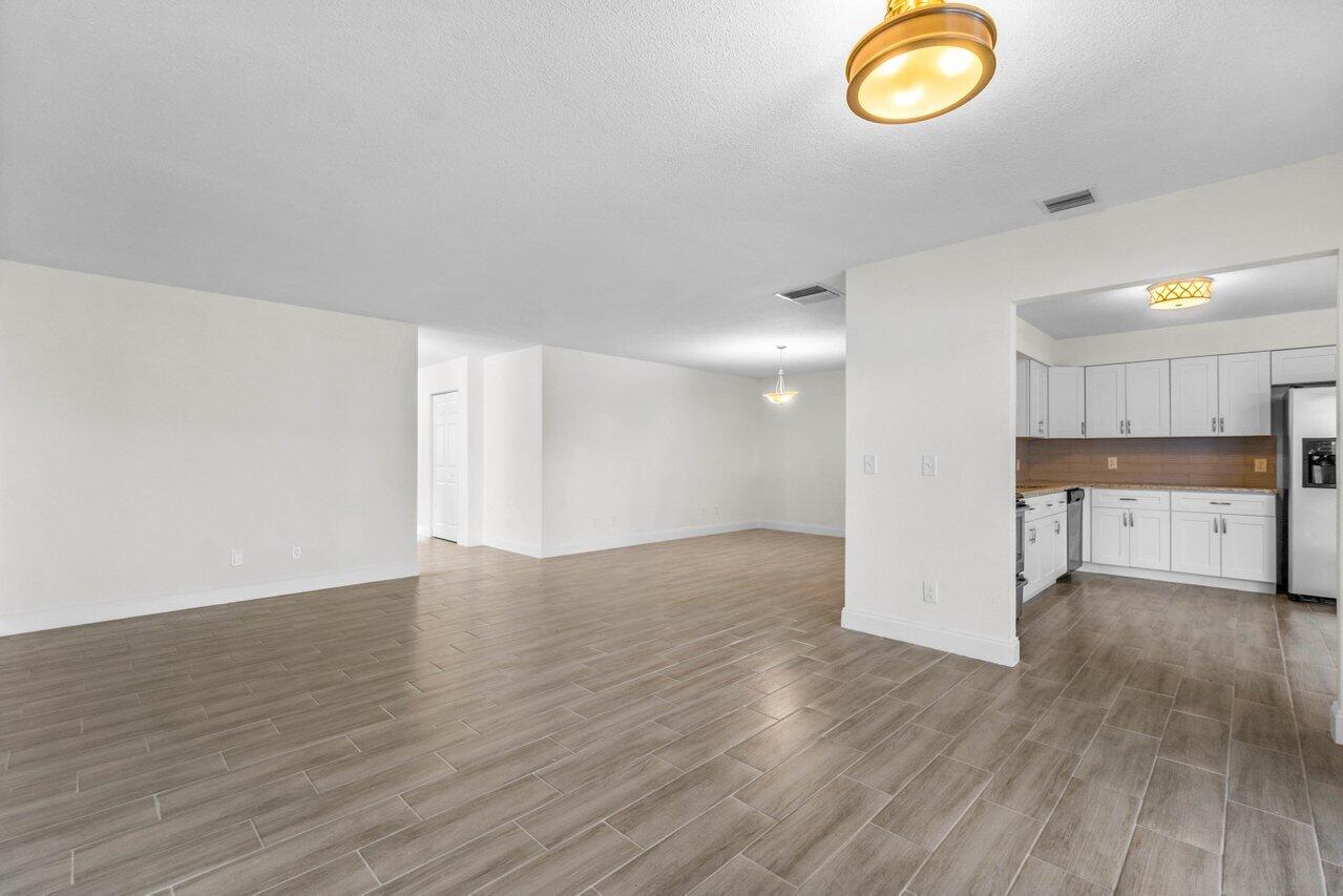 2030 Colonial Road, Unit 6 Fort Pierce, FL 34950 - Photo 9 of 27 014-2030ColonialRoad-B6-FortPierce-FL-34